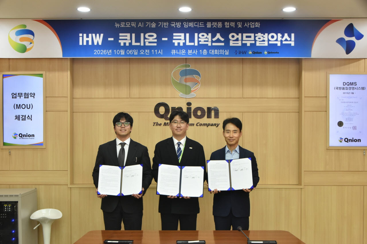 6일 대전 유성구 큐니온 본사에서 열린 3자 업무협약식에서 (왼쪽부터) 노수민 큐니웍스 대표, 노민상 큐니온 대표, 김태훈 아이에이치더블유 대표가 기념촬영을 하고 있다.(사진=IHW)