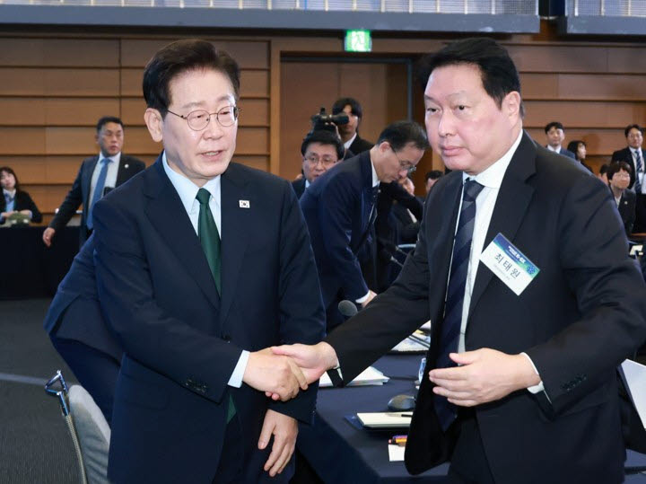 이재명 대통령이 7일 서울 한 회의장에서 열린 한국형 녹색대전환(K-GX) 전략 국민보고회를 마치고 최태원 대한상의 회장과 악수하고 있다. (사진=연합뉴스)