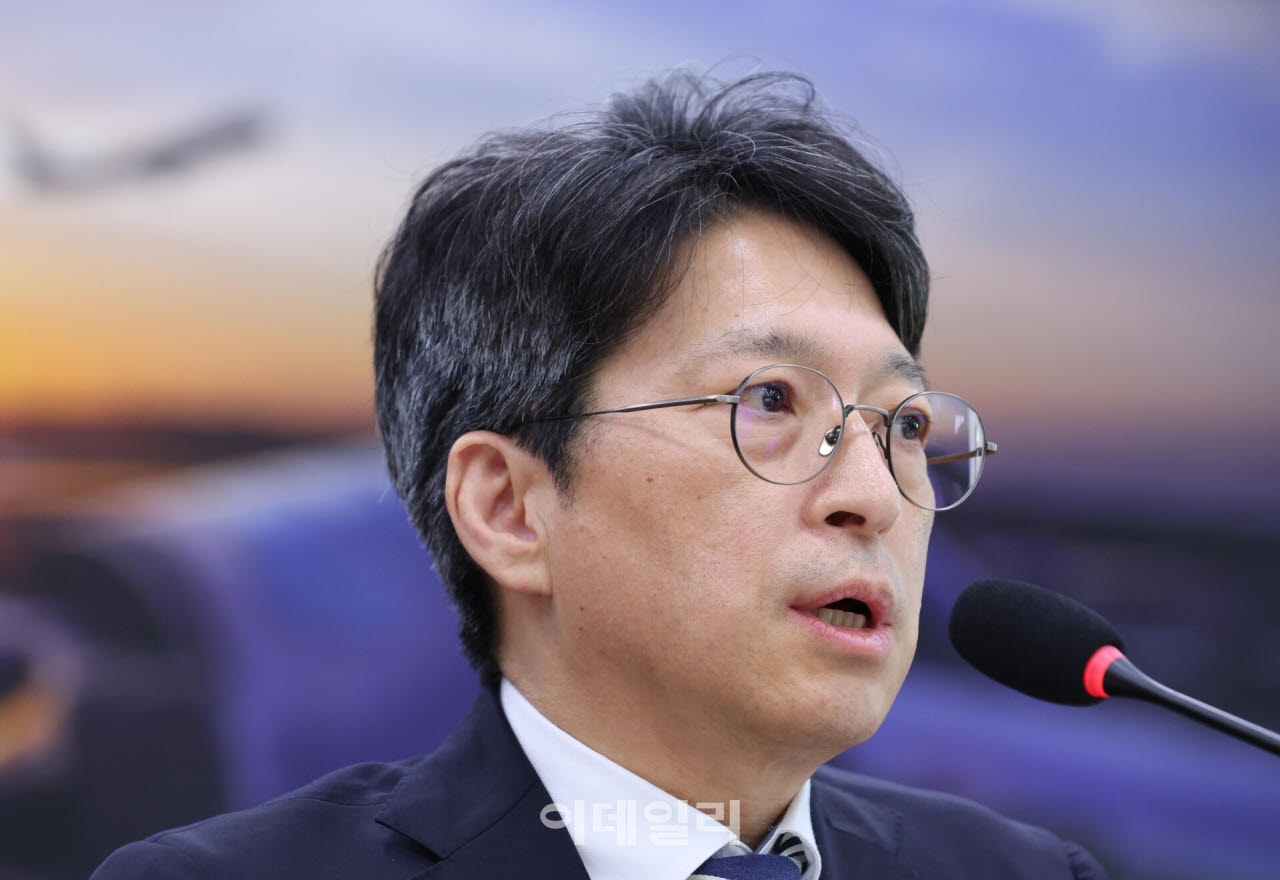 홍지선 국토교통부 장관이 7일 서울 여의도 국회에서 열린 국토교통위원회의 국토교통부 등에 대한 국정감사에 출석, 질의에 답변하고 있다.(사진=노진환 기자)