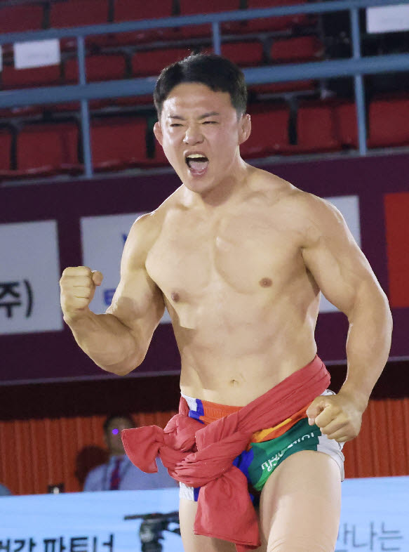 개인통산 두 번째 소백장사에 오른 김성하. 사진=대한씨름협회