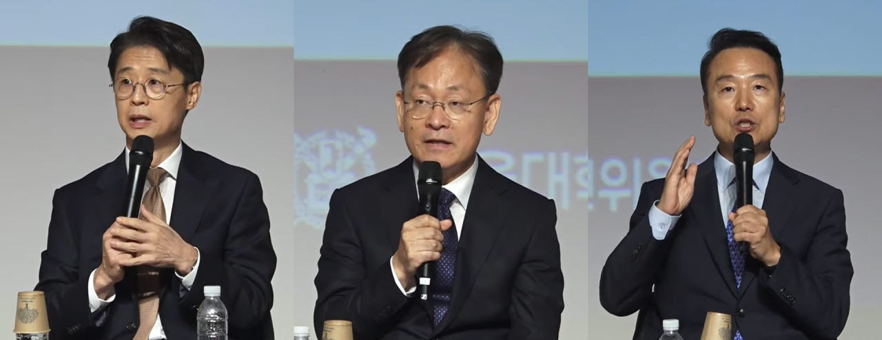 제29대 서울대학교 총장후보자로 선정된 세 후보자들이 지난달 22일 서울대학교 관악캠퍼스에서 진행된 공개소견발표회에서 질의응답을 진행하는 모습. 왼쪽부터 정책평가 순위대로 강준호 사범대학 교수, 최해천 공과대학 교수, 이재영 인문대학 교수. (사진=유튜브 라이브 영상 갈무리)