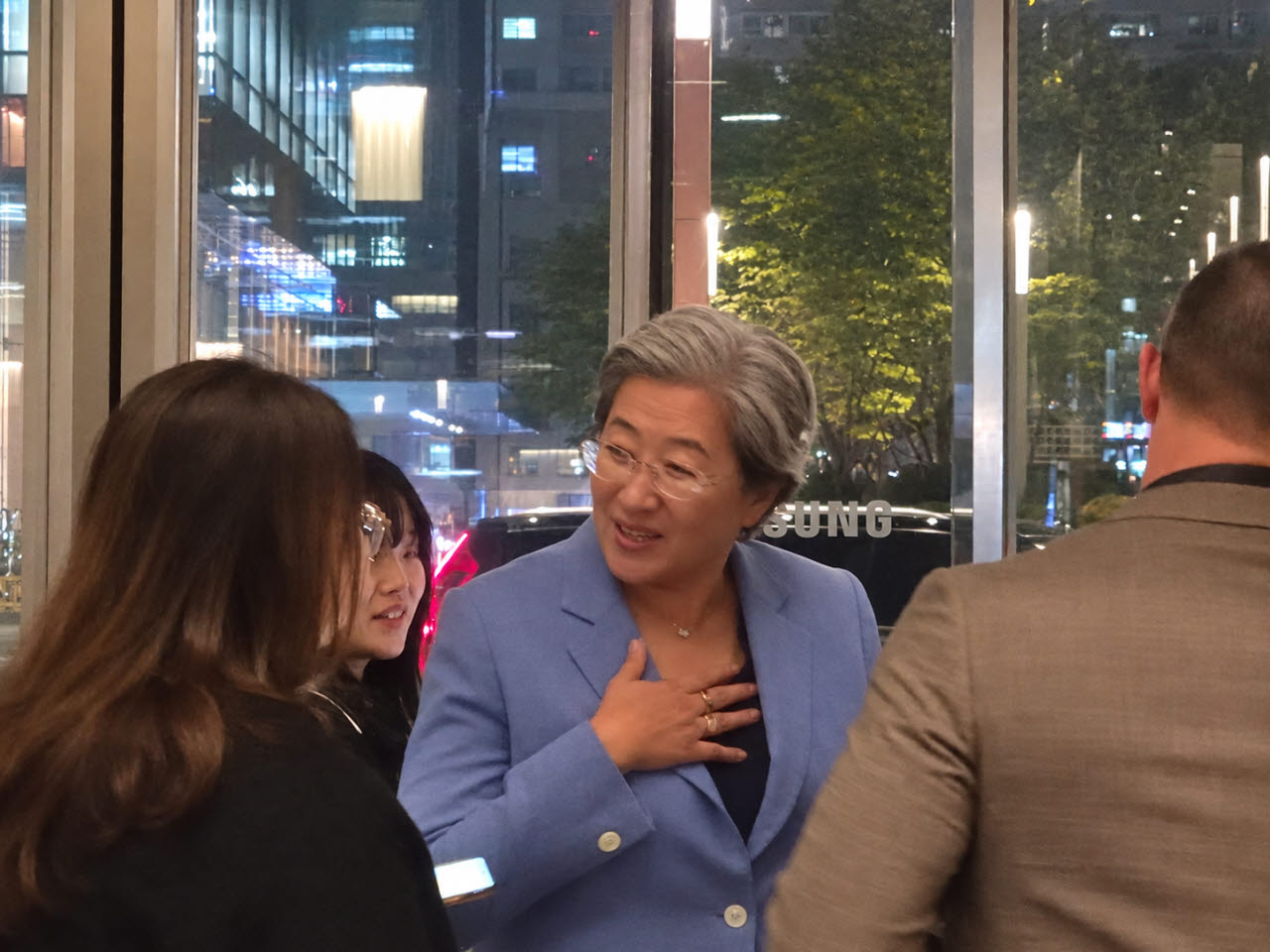리사 수 AMD 회장 겸 최고경영자(CEO)가 7일 오후 서울 서초구 삼성전자 서초사옥에서 전영현 삼성전자 대표이사 겸 디바이스솔루션(DS)부문장 부회장 등 경영진과의 회동을 마친 뒤 밝은 표정으로 취재진의 질문에 답하고 있다. (사진=송재민 기자)