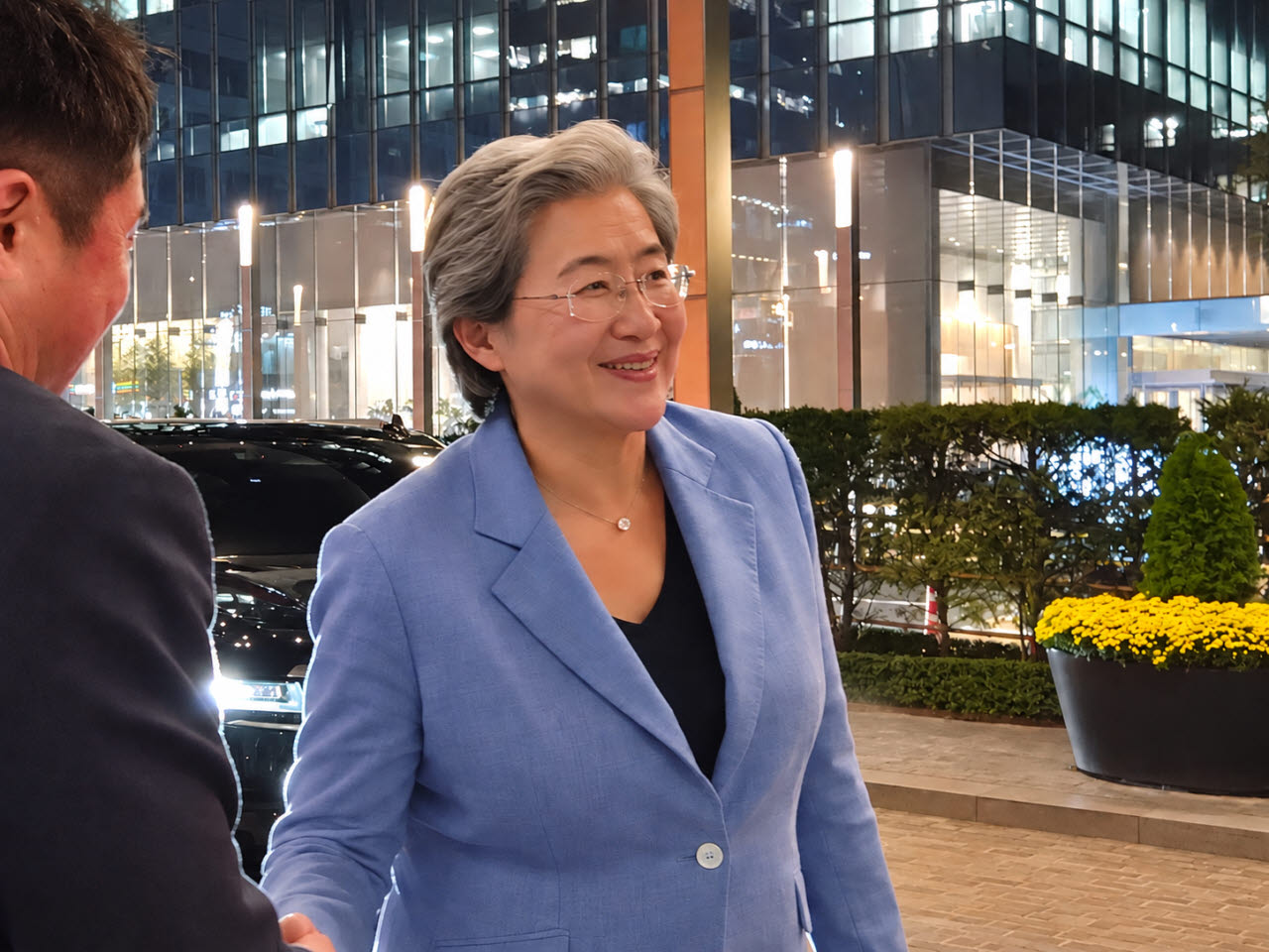 리사 수 AMD 회장 겸 최고경영자(CEO)가 7일 오후 서울 서초구 삼성전자 서초사옥에서 전영현 삼성전자 대표이사 겸 디바이스솔루션(DS)부문장 부회장 등 경영진과의 회동을 마친 뒤 밝은 표정으로 취재진의 질문에 답하고 있다. (사진=송재민 기자)