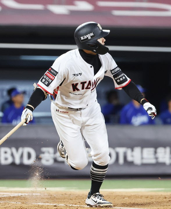 7일 경기도 수원케이티위즈파크에서 열린 2026 KBO리그 프로야구 삼성라이온즈와 KT위즈의 경기. 7회말 무사 1루에서 kt 최원준이 203호 안타를 기록하며 단일시즌 최다안타 신기록을 세우고 있다. 사진=연합뉴스