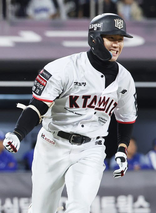 7일 경기도 수원케이티위즈파크에서 열린 2026 KBO리그 프로야구 삼성라이온즈와 KT위즈의 경기. 8회말 1사 주자 2,3루에서 kt 최원준이 단일시즌 최다안타 신기록인 204번째 안타를 치고 기뻐하고 있다. 사진=연합뉴스