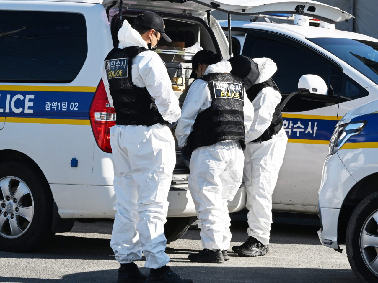 60대 부부가 살해돼 경찰이 추적에 나선 지 이틀째인 7일 오전 전남광주 나주시 왕곡면에서 과학수사대 관계자들이 추가 감식을 위한 준비를 하고 있다. 2026.10.07.(사진=뉴시스)