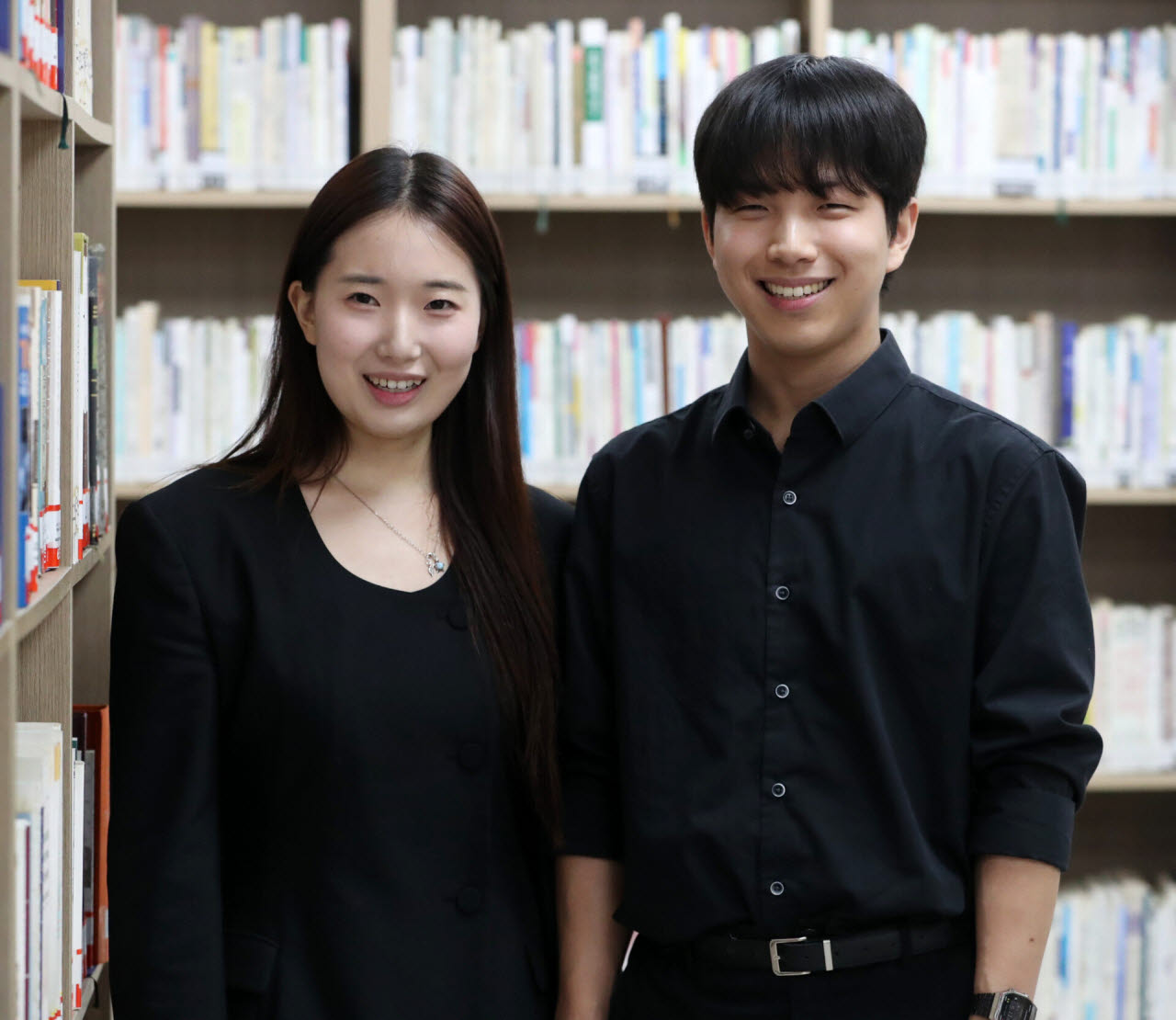 소서현 지휘자(왼쪽)와 이준기 작곡가(오른쪽)가 최근 이데일리와 인터뷰에서 사진 촬영을 위해 포즈를 취하고 있다. (사진=김태형 기자)