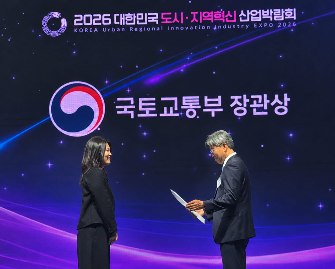이재영 삼삼엠투 부대표(좌)가 국토교통부장관상을 받고 있다.(사진=삼삼엠투)