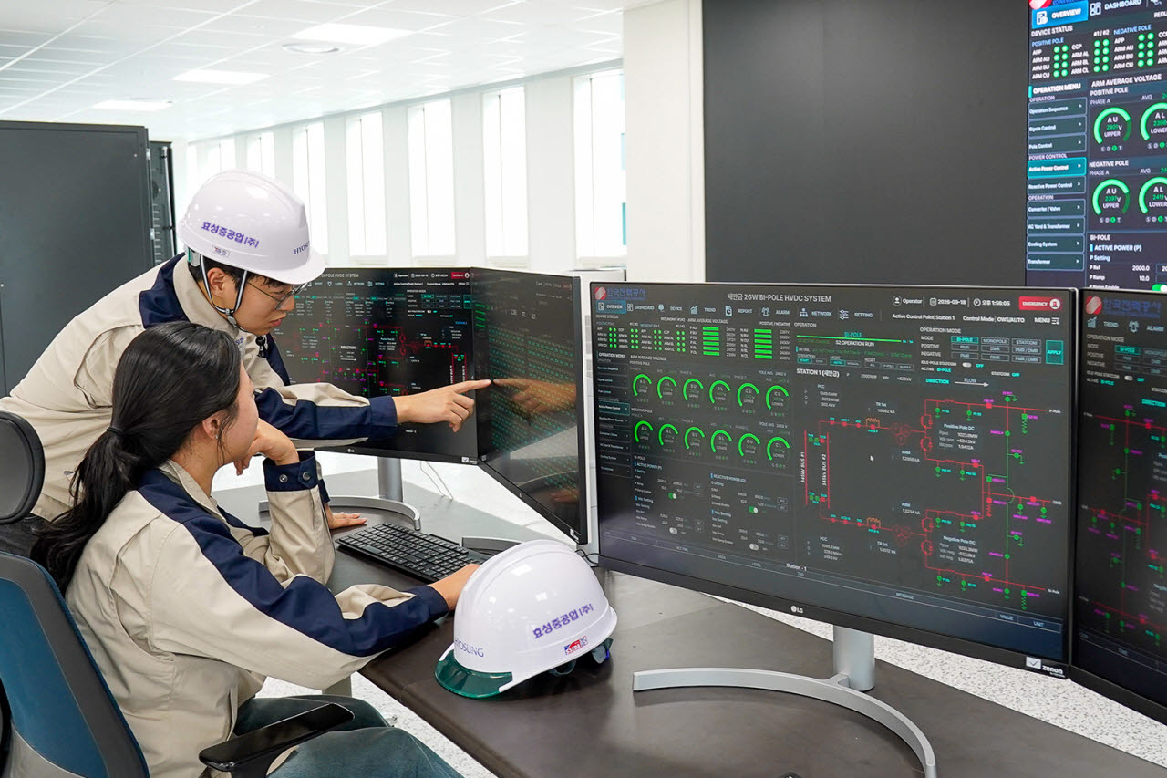 효성중공업 직원들이 HVDC 제어기 성능 검증 시험을 수행하고 있다.(사진=효성중공업)