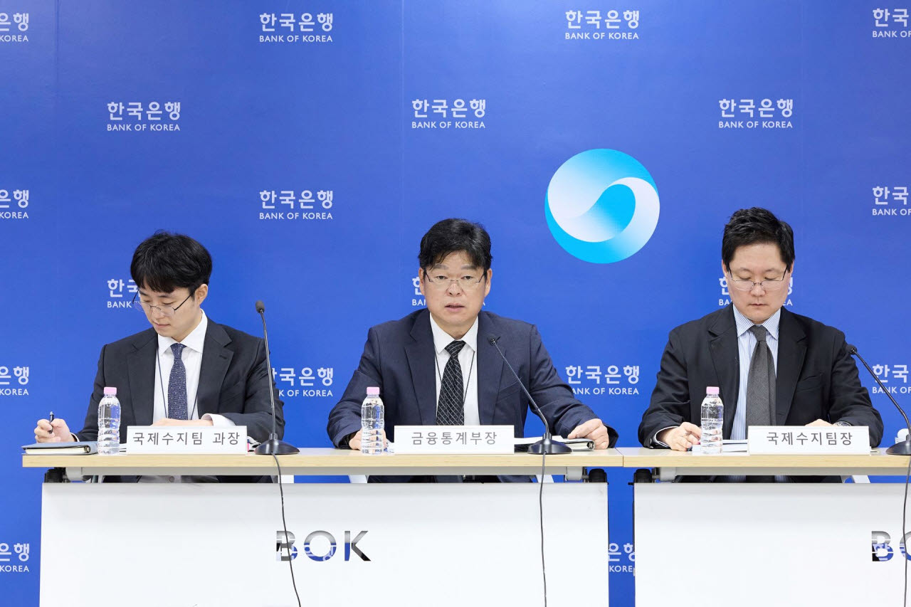 8일 오전 서울 중구 한국은행에서 열린 2026년 8월 국제수지(잠정) 설명회. (사진 왼쪽부터)임연빈 국제수지팀 과장, 유성욱 금융통계부장, 박성곤 국제수지팀장. (사진=한국은행)
