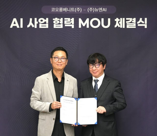 이승한 뉴엔AI 상무(오른쪽)와 강재훈 코오롱베니트 팀장이 업무협약 체결 후 기념 촬영을 하고 있다. (사진=뉴엔AI)