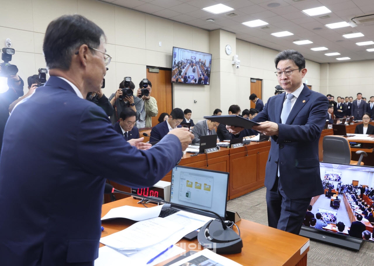 [포토]정무위, '금융위원회, 한국산업은행 국정감사'