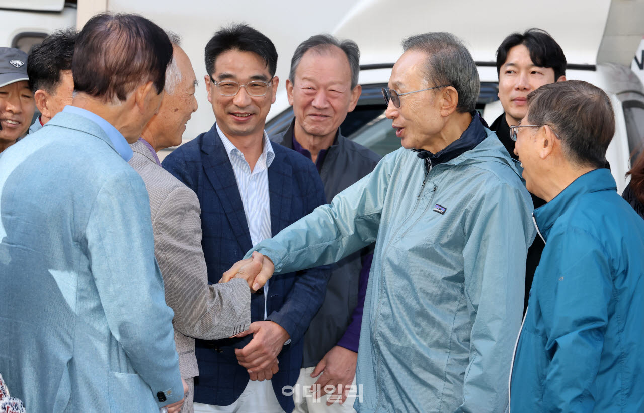 [이데일리 방인권 기자] 이명박 전 대통령이 8일 서울 중구 청계광장에서 열린 청계천 걷기 행사에 참석해 참석자들과 인사를 나누고 있다.