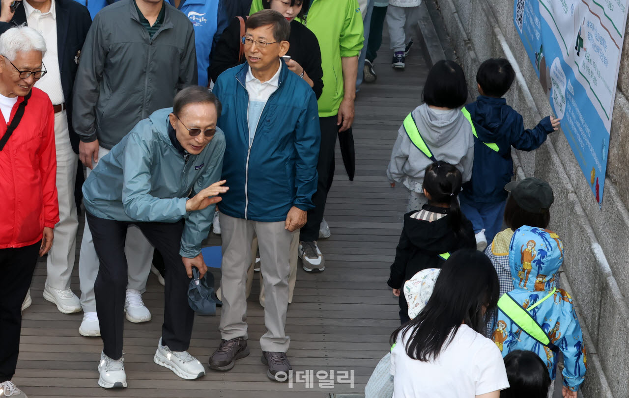 [이데일리 방인권 기자] 이명박 전 대통령이 8일 서울 중구 청계광장에서 열린 청계천 걷기 행사에 참석해 어린이들과 인사를 나누고 있다.