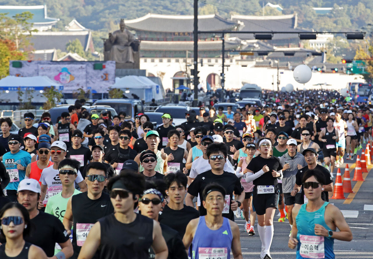 2024년 10월 13일 오전 서울 중구 청계광장 앞 세종대로에서 열린 2024 서울달리기(SEOUL RACE)에서 러너들이 힘차게 달리고 있다. (사진=뉴스1)