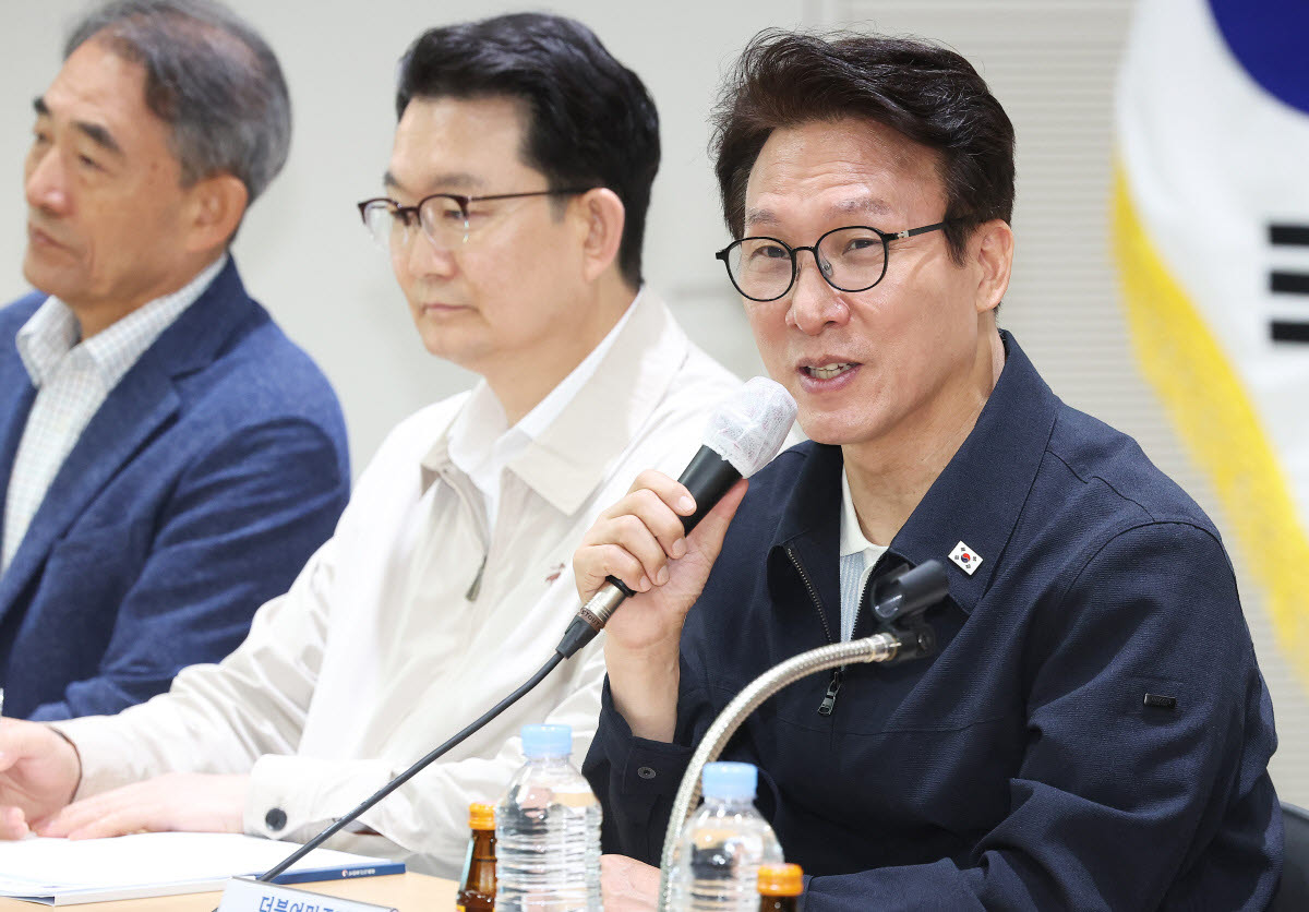 김민석 더불어민주당 대표가 8일 경기도 안성시 미양면 행정복지센터에서 열린 '수확철 농업 현장 방문 및 농업인 간담회'에서 발언하고 있다.(사진=연합뉴스)