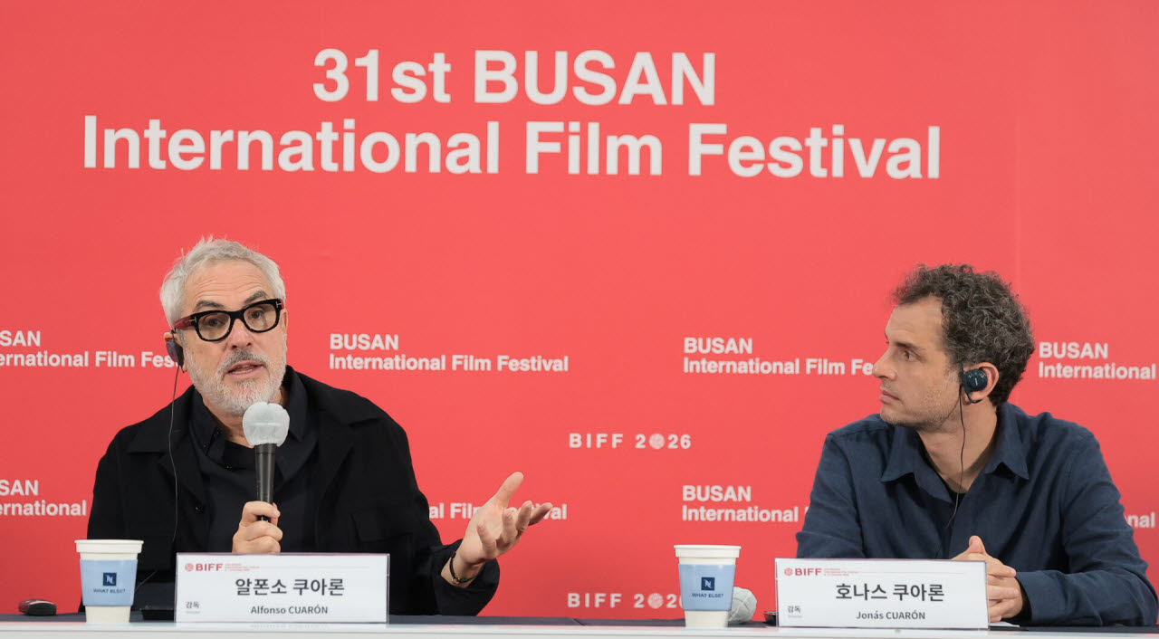 알폰소 쿠아론 감독과 호나스 쿠아론 감독이 8일 부산 해운대구 영화의전당 비프힐에서 열린 ‘제31회 부산국제영화제’(BIFF) '알폰소 쿠아론x 호나스 쿠아론‘ 기자회견에서 인사말을 하고 있다.(사진=뉴스1)