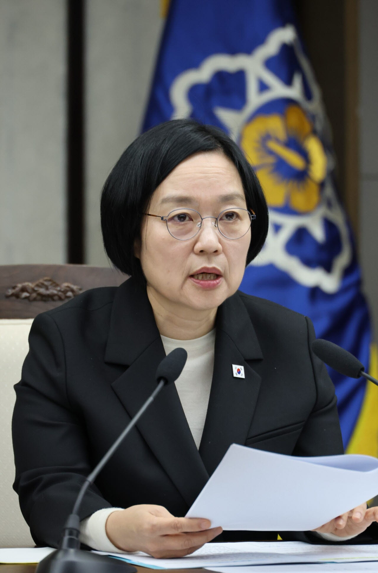 한성숙 국무총리가 8일 세종시 정부세종청사에서 열린 국가정책조정회의를 주재하고 있다.
