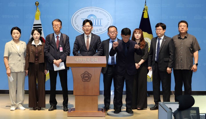 국민의힘 박충권 의원과 북한인권시민단체 회원들이 1일 국회 소통관에서 우크라이나 북한군 포로 송환 관련 기자회견을 열고 있다. (사진=연합뉴스)
