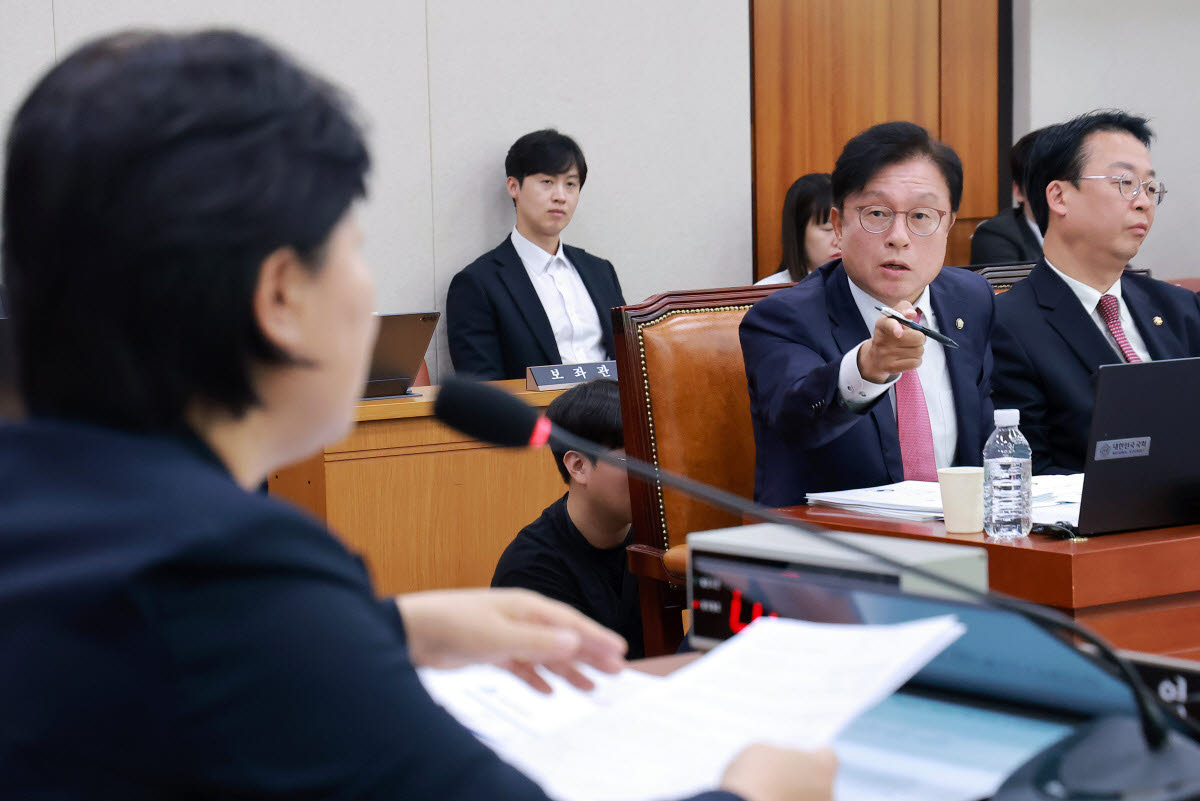 8일 국회 법제사법위원회에서 열린 법무부, 대한법률구조공단 등에 대한 국정감사에서 야당 간사인 국민의힘 박형수 의원이 법사위원장인 더불어민주당 서영교 의원의 국감 진행에 항의하고 있다. (사진=연합뉴스)