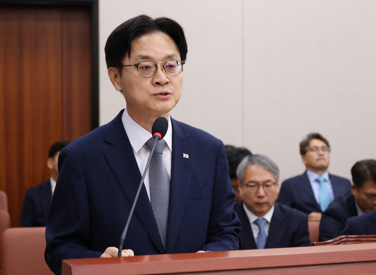 김정관 산업통상부 장관이 6일 국회에서 열린 산업통상자원중소벤처기업위원회 국정감사에서 업무보고를 하고 있다.(사진=연합뉴스)