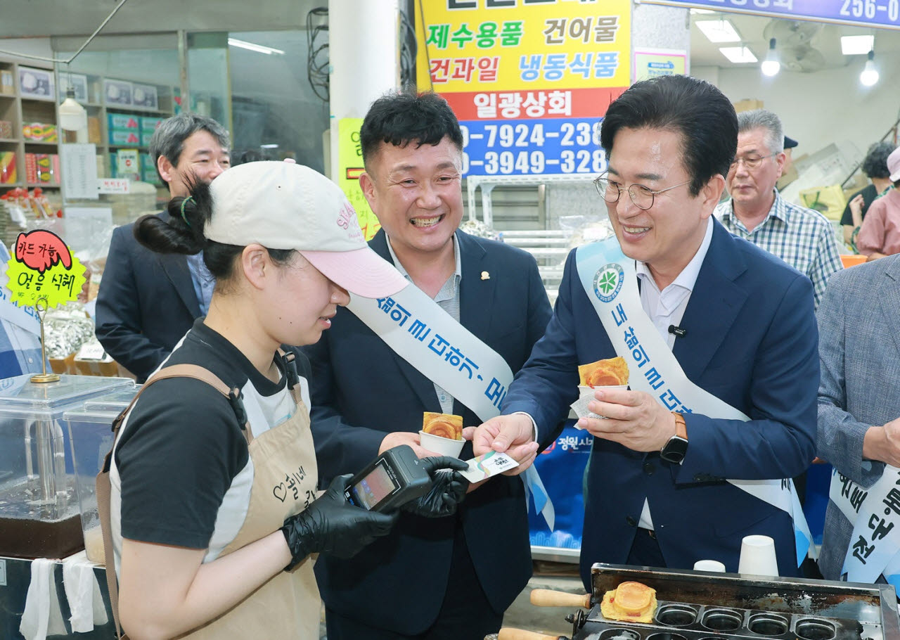 허태정 대전시장이 대전의 한 전통시장을 방문해 온통대전 2.0 시행을 홍보하고 있다. (사진=대전시)