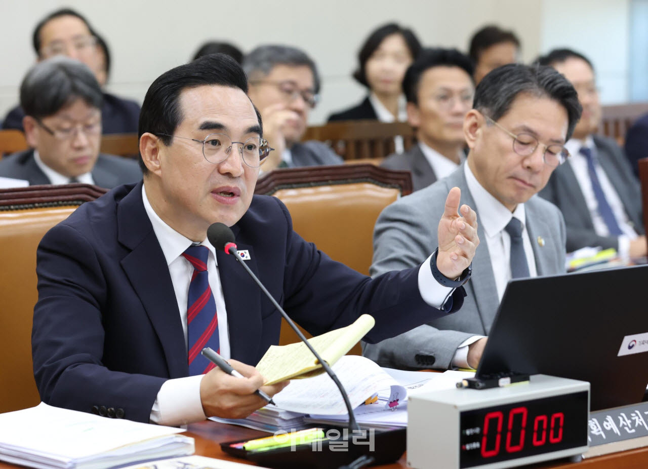 [포토]재경위 국정감사, '답변하는 박홍근 장관'