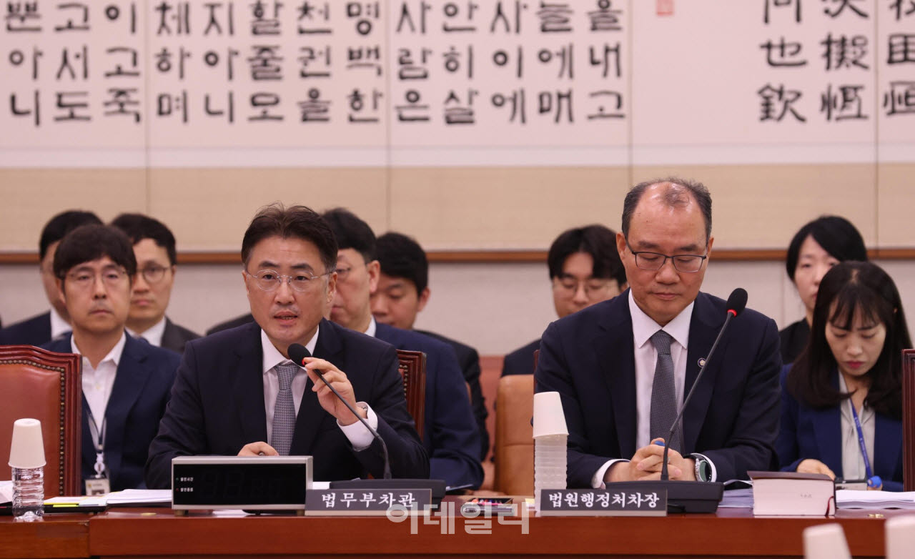 지난 7월 10일 서울 여의도 국회에서 법제사법위원회 제1차 법안심사제1소위원회가 열렸다. 이진수(왼쪽) 법무부 차관이 인사말을 하고 있다. 오른쪽은 기우종 법원행정처차장. (사진=이데일리 노진환 기자)