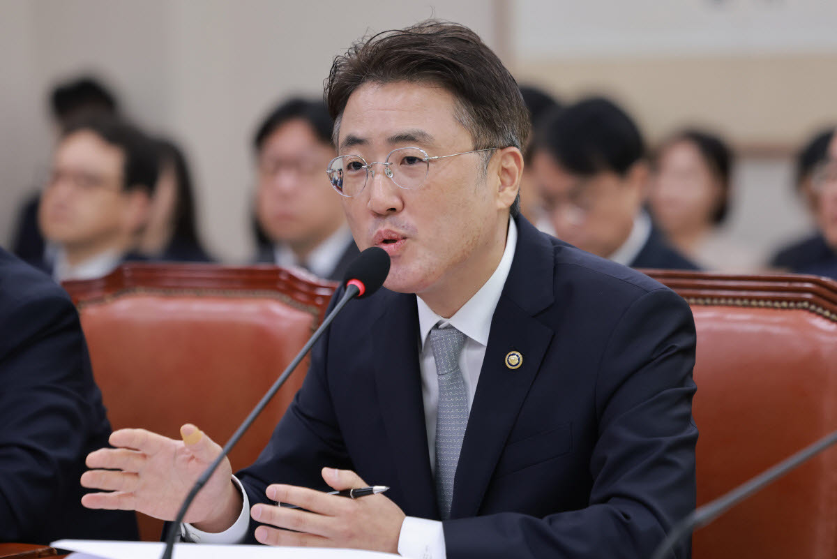 이진수 법무부 장관 직무대행이 8일 국회 법제사법위원회에서 열린 법무부, 대한법률구조공단 등에 대한 국정감사에서 법사위원 질의에 답하고 있다. (사진=연합뉴스)