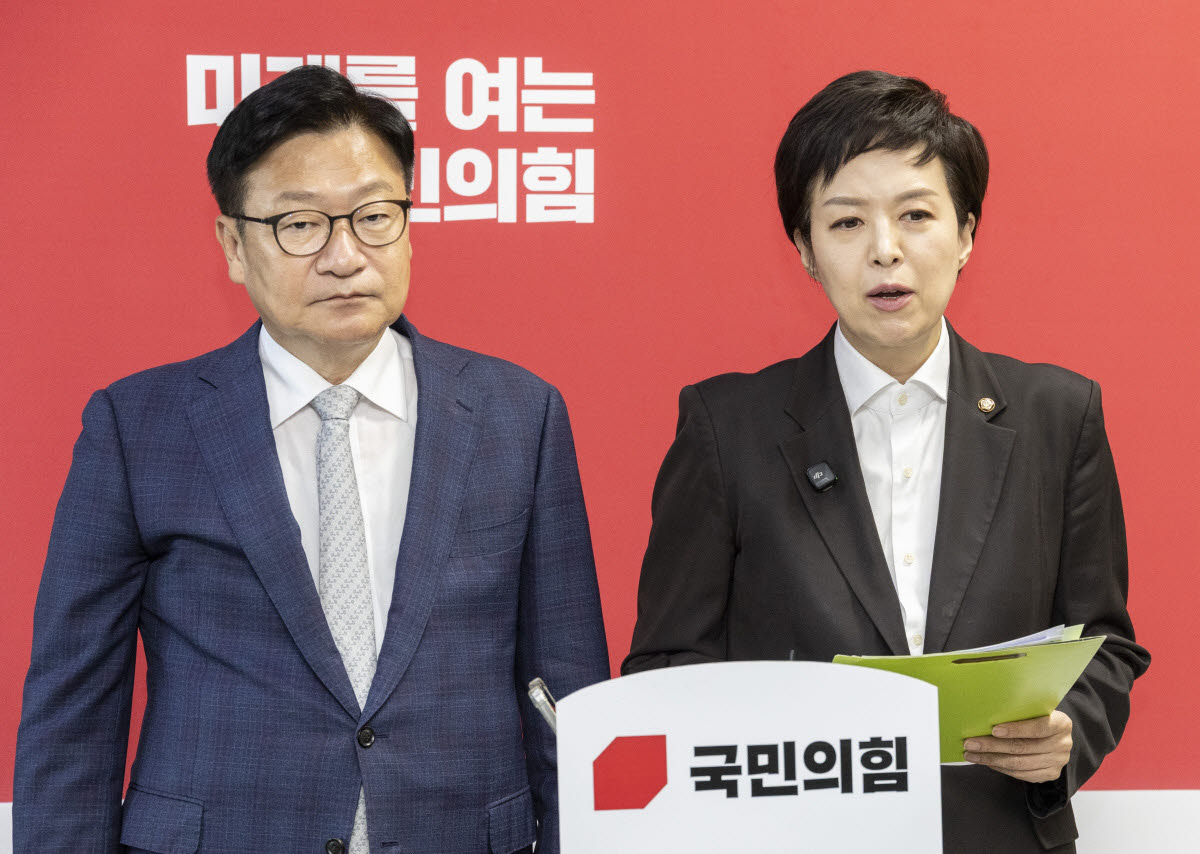 국정감사 3일째인 8일, 국민의힘 국토위원인 김은혜 의원(오른쪽)이 정점식 원내대표와 국회에서 가진 현안 기자간담회에서 전날 국감에서 공개했던 문재인 정부 당시 국토부의 정책 비판 민간인 불법 사찰 의혹과 관련해 발언하고 있다. (사진=연합뉴스)