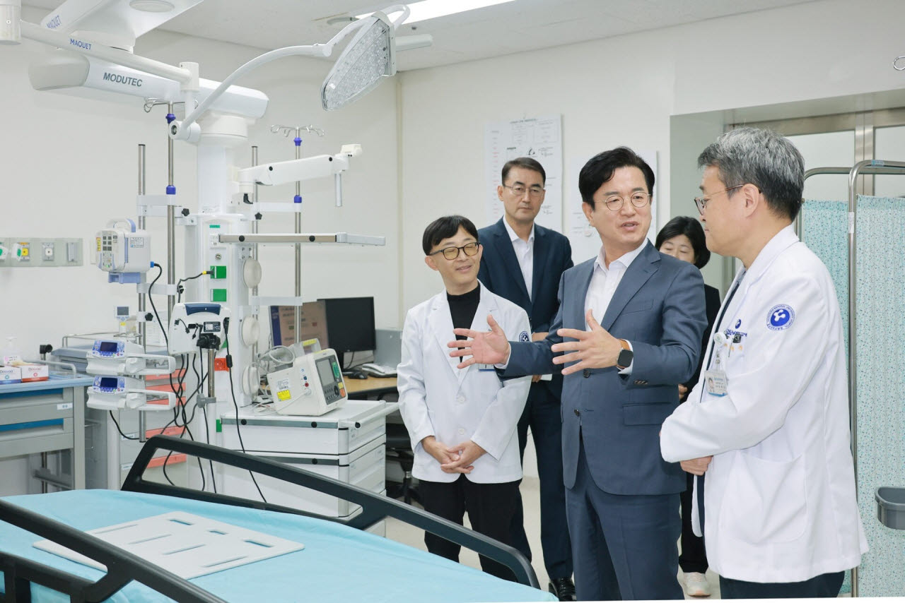 허태정 대전시장(가운데)이 8일 충남대병원 권역응급의료센터를 방문해 현장에서 겪는 애로사항을 청취하고 있다. (사진=대전시)