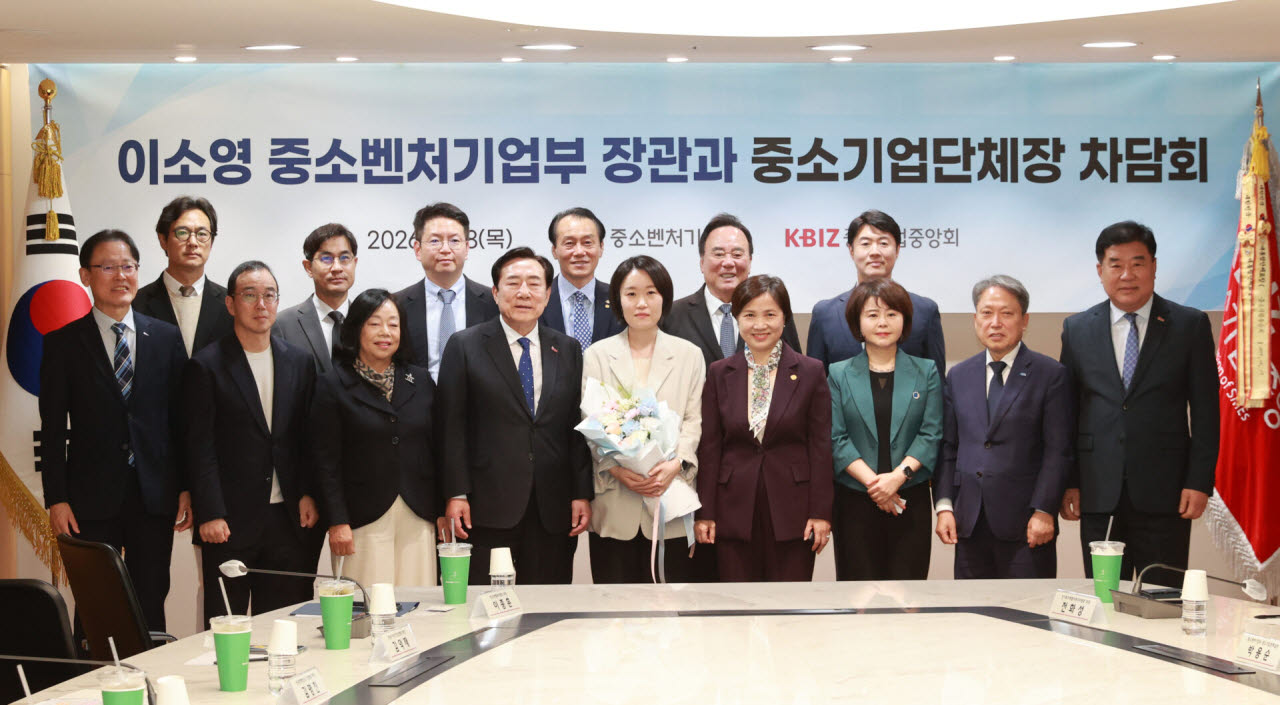 8일 서울 여의도 중소기업중앙회에서 김기문 중기중앙회장, 이소영 중소벤처기업부장관(왼쪽 네번째부터)과 주요 중소기업 관련 단체장들이 차담회를 갖고 기념촬영을 하고 있다. (사진=중기부)