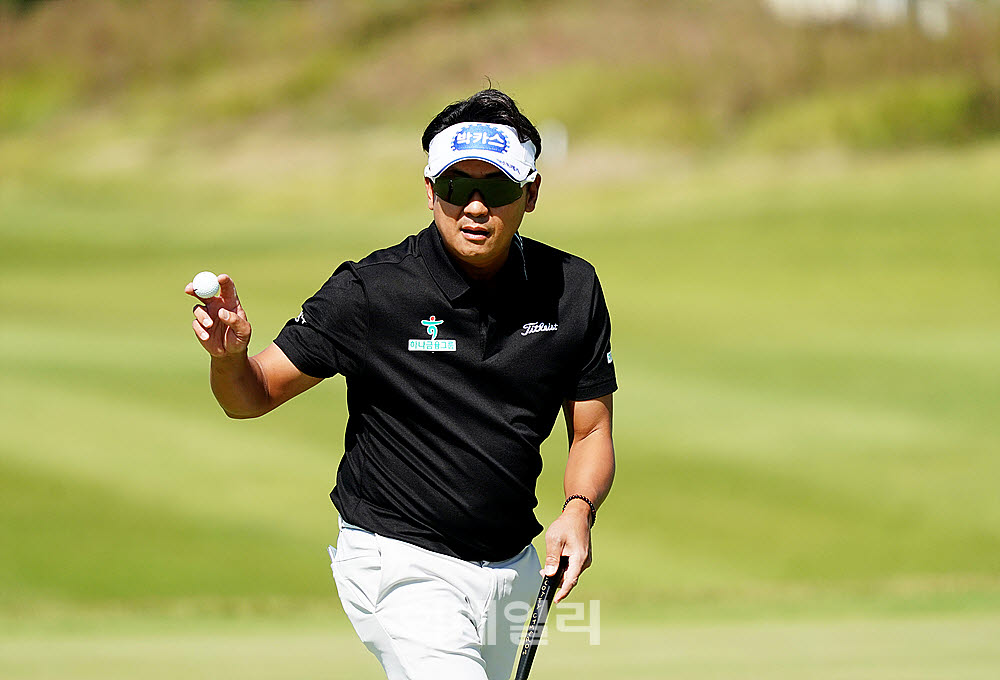 [포토] 박상현, 갤러리의 박수에 버디 인사