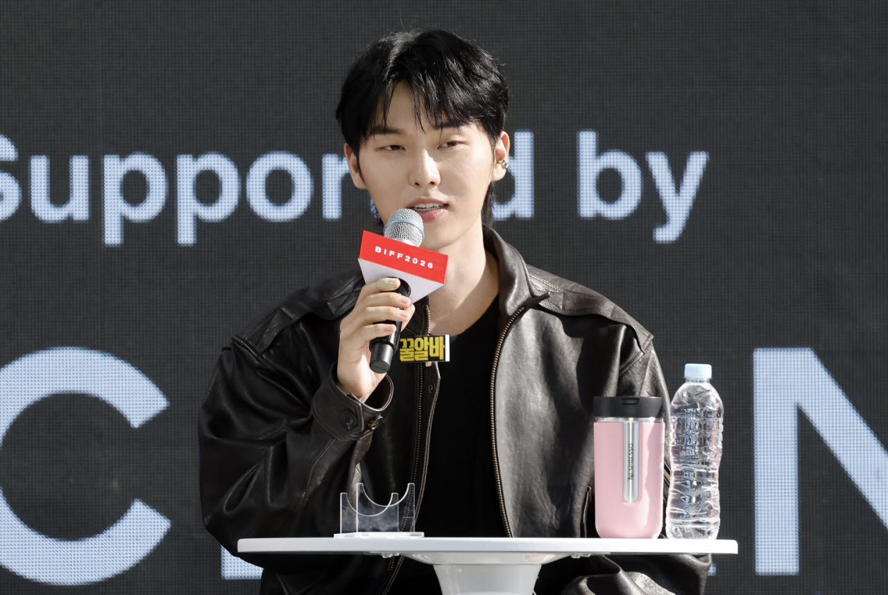 배우 최현욱이 8일 부산 해운대구 영화의전당 야외무대에서 열린 제31회 부산국제영화제 '꿀알바' 오픈 토크에서 인사말을 하고 있다.(사진=뉴시스)