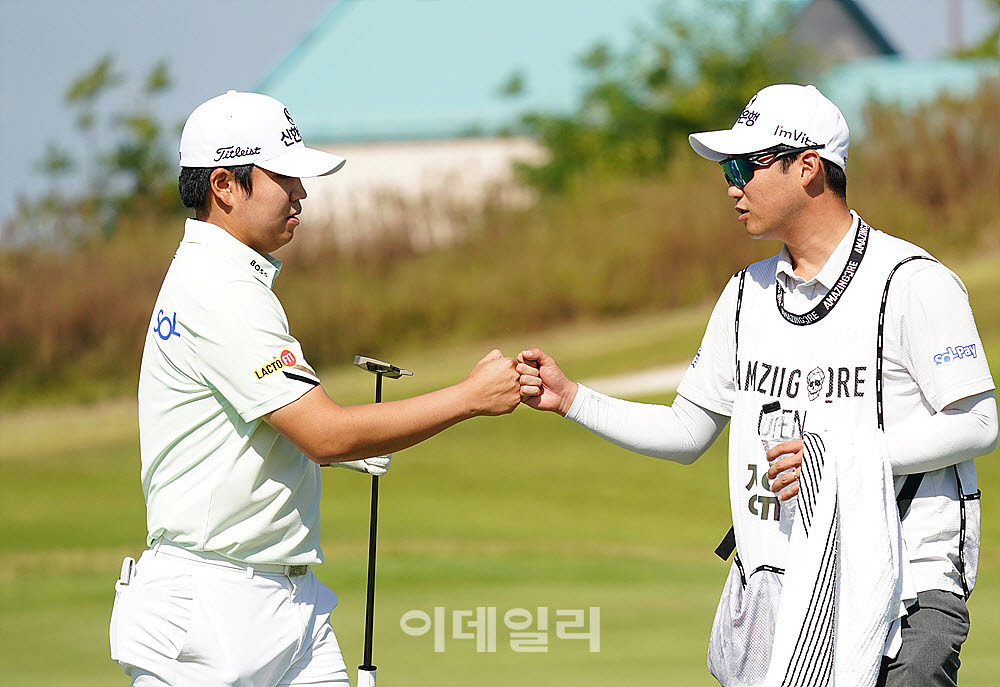 [포토] 장유빈, 나이스 버디