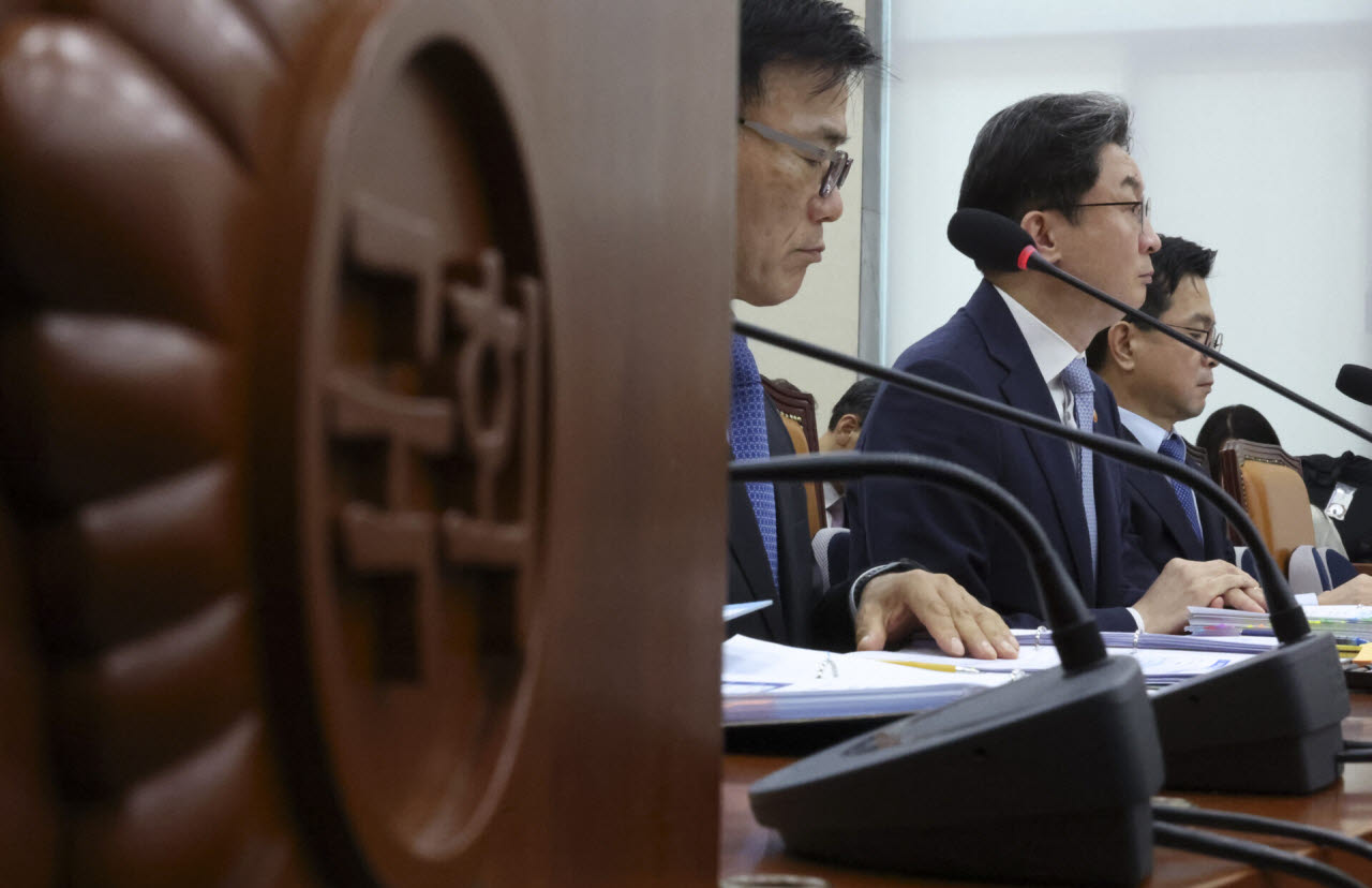 이억원 금융위원장이 8일 서울 여의도 국회에서 열린 정무위원회 국정감사에서 질의에 답하고 있다. (사진=뉴시스)