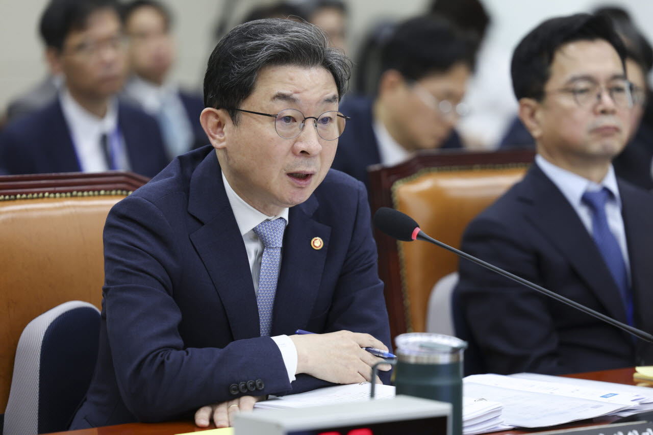 이억원 금융위원장이 8일 서울 여의도 국회에서 열린 정무위원회 국정감사에서 질의에 답하고 있다. (사진=연합뉴스)