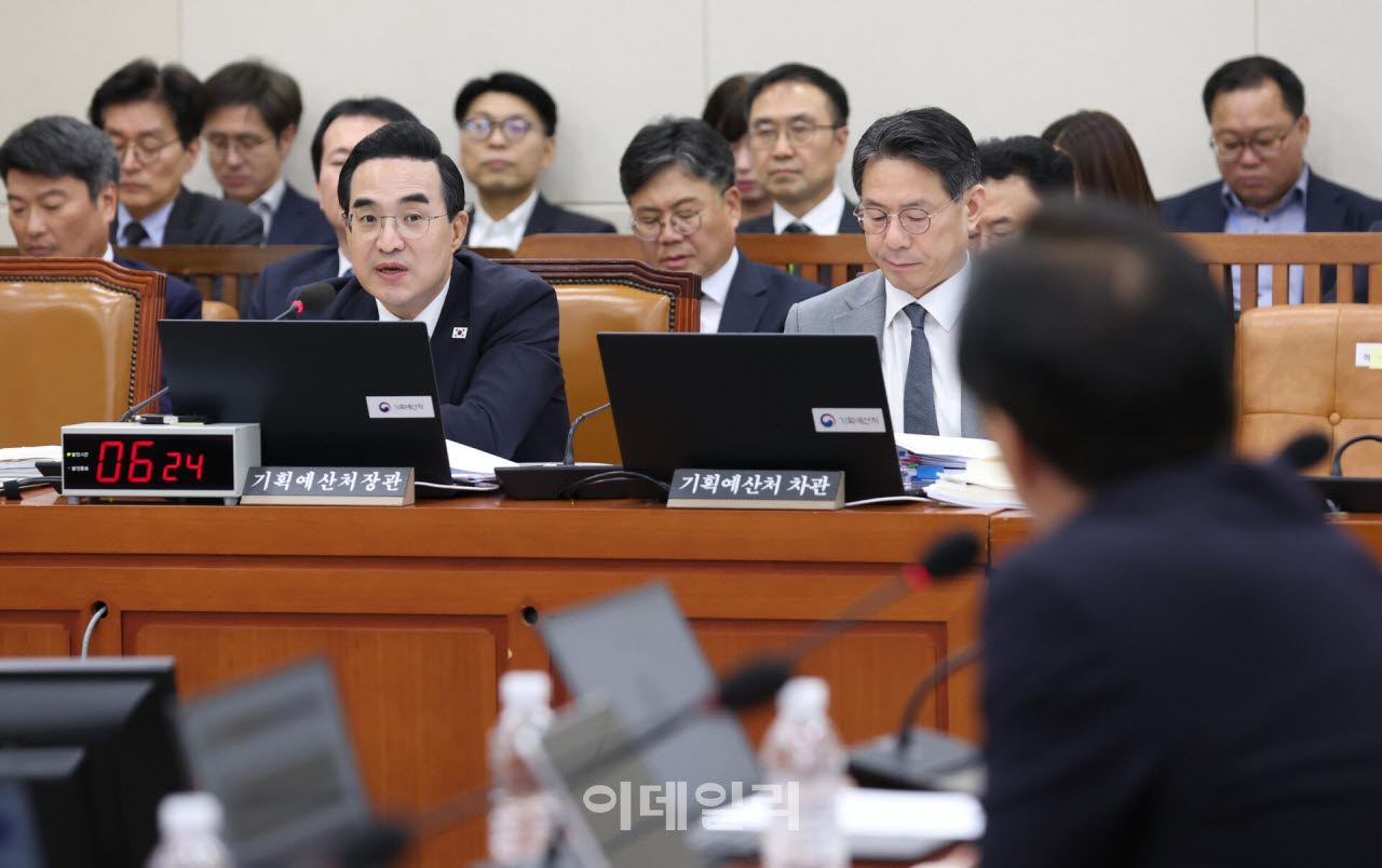 박홍근 기획예산처 장관(왼쪽)이 8일 서울 영등포구 여의도 국회에서 열린 재정경제기획위원회의 기획처 대상 국정감사에서 발언하고 있다.(사진=노진환 기자)