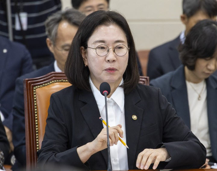 이미선 기상청장이 8일 국회 기후에너지환경노동위원회에서 열린 기상청 국정감사에서 위원 질의에 답하고 있다. (사진=연합뉴스)