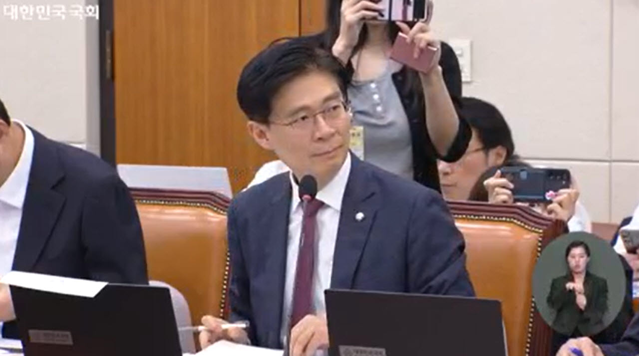 조정훈 국민의힘 의원이 8일 서울 여의도 국회에서 열린 국회 정무위원회의 금융위원회 국정감사에서 이억원 금융위원장에게 질의를 하고 있다. (사진=국회 의사중계시스템)