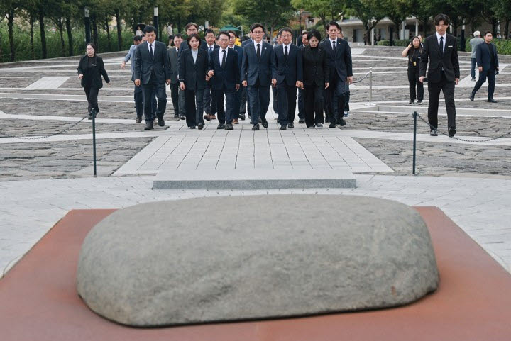 김민석 더불어민주당 대표와 한병도 원내대표, 최민희 최고위원 등 지도부가 지난 8월 19일 경남 김해시 봉하마을 노무현 전 대통령 묘역을 참배, 너럭바위로 향하고 있다.(사진=연합뉴스)