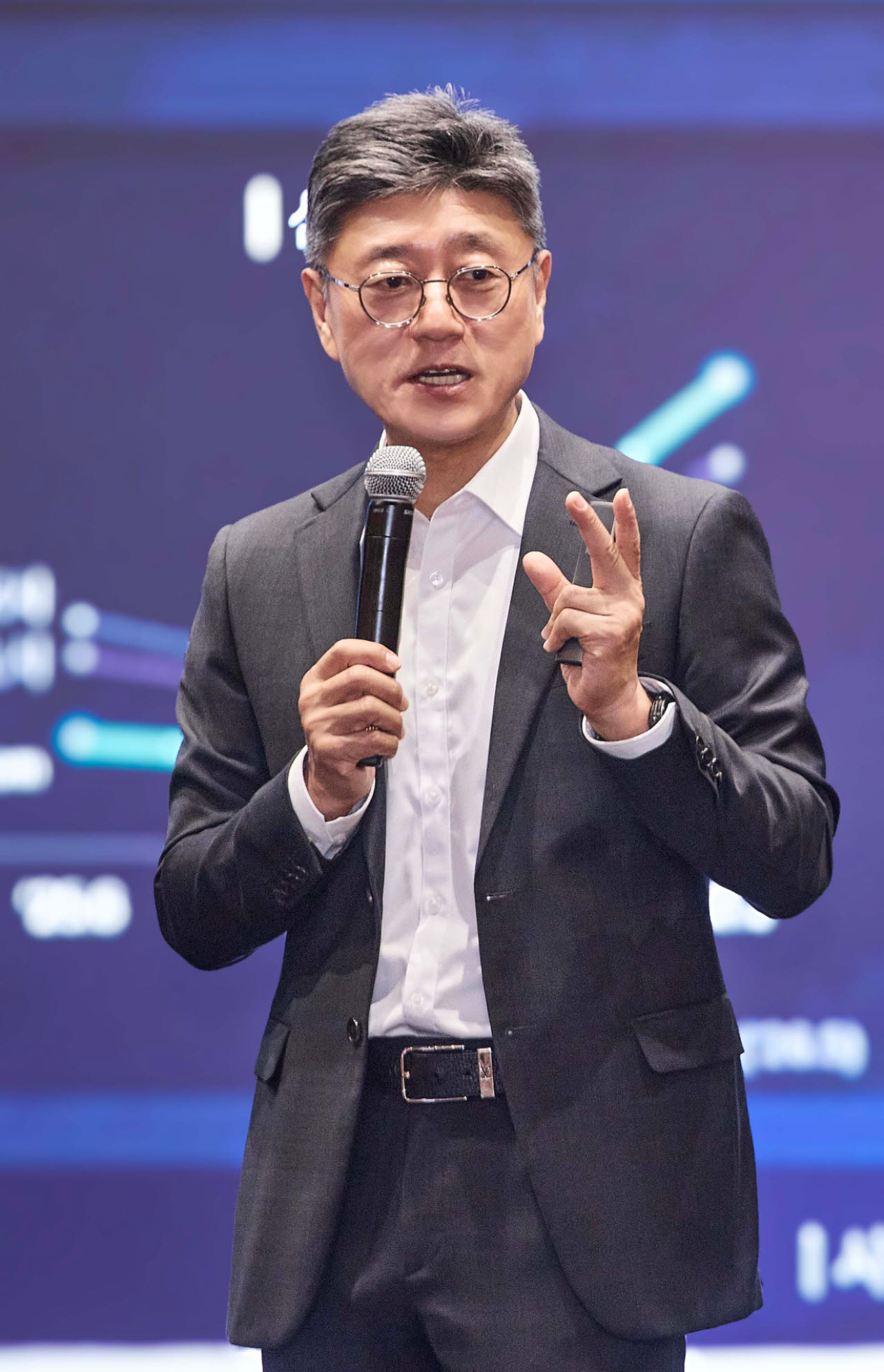SK텔레콤 정재헌 CEO가 8일 SKT타워에서 구성원 대상 타운홀을 열고, 통신과 AI를 하나의 목표로 연결하는 ‘SKT 성장 기어(SKT Growth Gear) 전략’을 발표했다.
