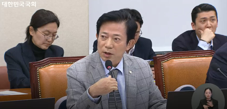이강일 더불어민주당 의원이 8일 서울 여의도 국회에서 열린 국회 정무위원회의 금융위원회 국정감사에서 이억원 금융위원장에게 질의를 하고 있다. (사진=국회의사중계시스템 갈무리)
