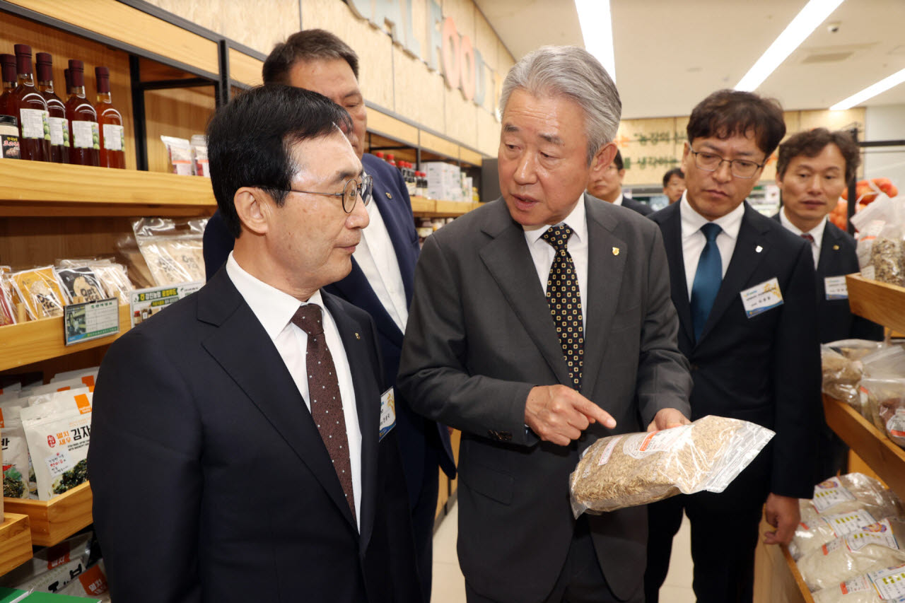 강호동(왼쪽 두 번째) 농협중앙회장이 8일 관내 농축협을 방문해 현장 경영을 하고 있다. (사진=농협)