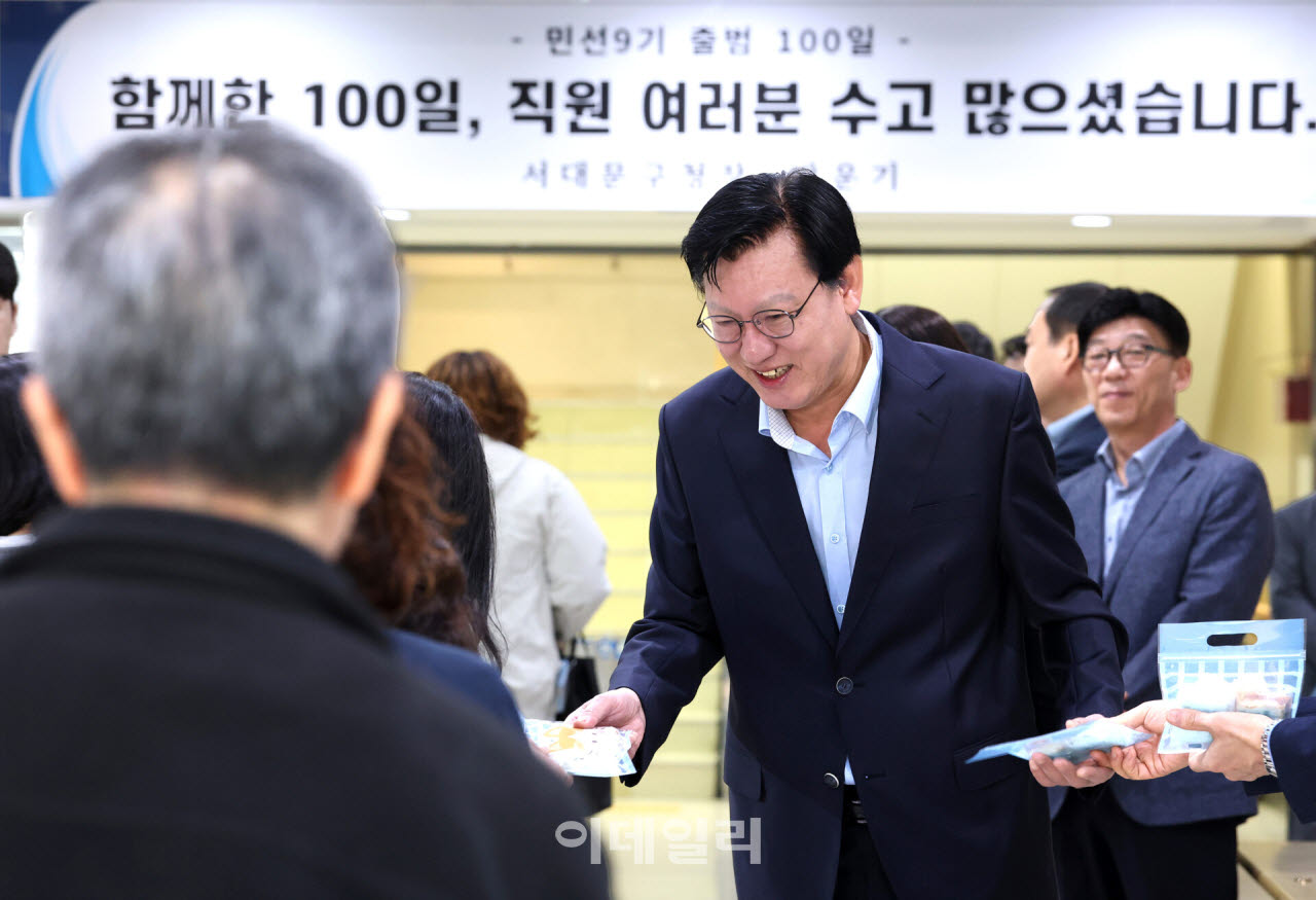 [포토] 취임 100일 떡 돌리는 박운기 서대문구청장