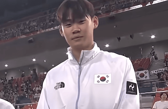 결승전 우승 직후 개인 SNS에 전역모를 쓴 사진을 올려 논란이 된 박승수가 시상대에서는 시종일관 카메라만 쳐다보다 '메롱'을 하는 등 국가대표의 품격에 맞지 않는 행동을 했다는 비판이 쏟아지고 있다. (영상=중계화면)
