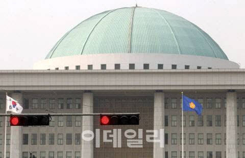 디지털자산기본법 입법이 지연되고 있는 가운데 국회 앞에 빨간색 신호등이 켜졌다. (사진=이데일리DB)
