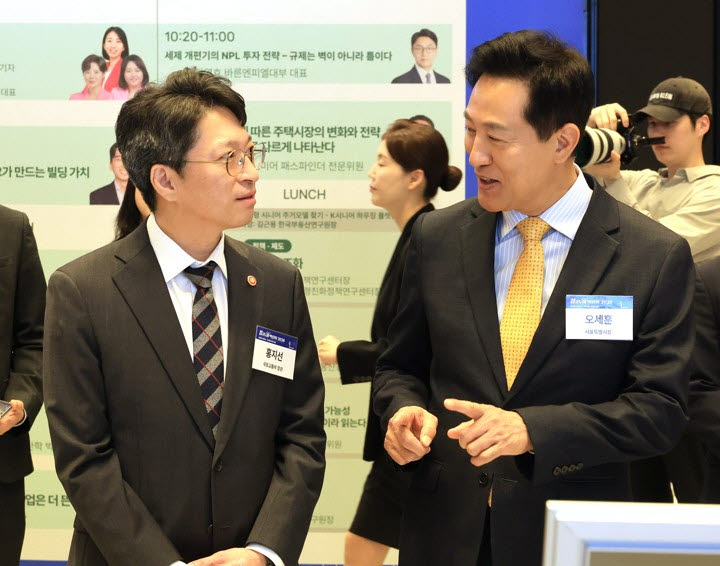 홍지선 국토교통부 장관(왼쪽)과 오세훈 서울시장이 지난달 30일 서울 강남구 코엑스에서 열린 부동산 전시회 '집코노미 박람회 2026' 행사서 전시장을 돌아보며 대화하고 있다.(사진=연합뉴스)