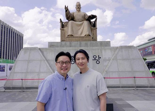 왼쪽부터 서경덕 성신여대 교수, 김남길.(사진=서경덕 교수 SNS 캡처)