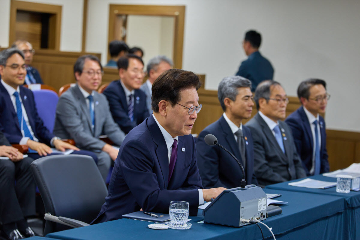 이재명 대통령이 8일 국방과학연구소의 극초음속 활공비행체(HGV) 최초 시험발사를 참관하고 있다.(사진=연합뉴스)
